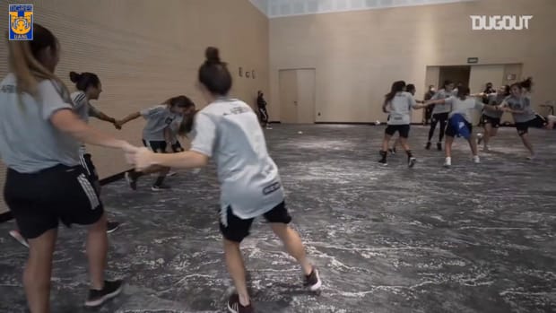 Tigres Femenil fun warm-up game